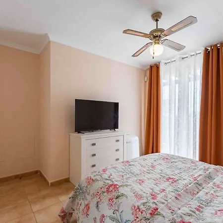 4 Bedroom With Jacuzzi, Heated Swimmingpool, Front Ocean And View ! Villa Los Cristianos (Tenerife)