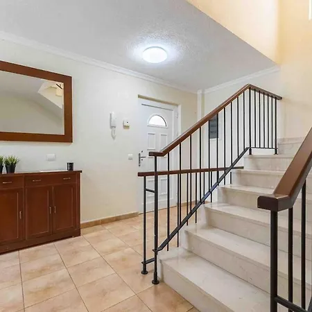 Villa 4 Bedroom With Jacuzzi, Heated Swimmingpool, Front Ocean And View ! *