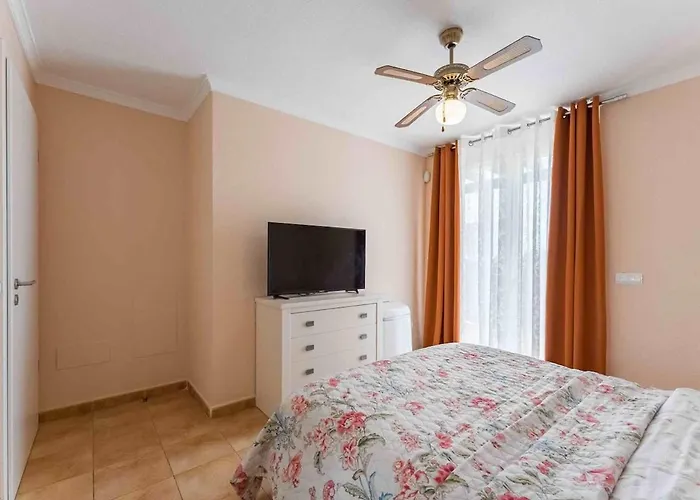 4 Bedroom With Jacuzzi, Heated Swimmingpool, Front Ocean And View ! Villa Los Cristianos (Tenerife)